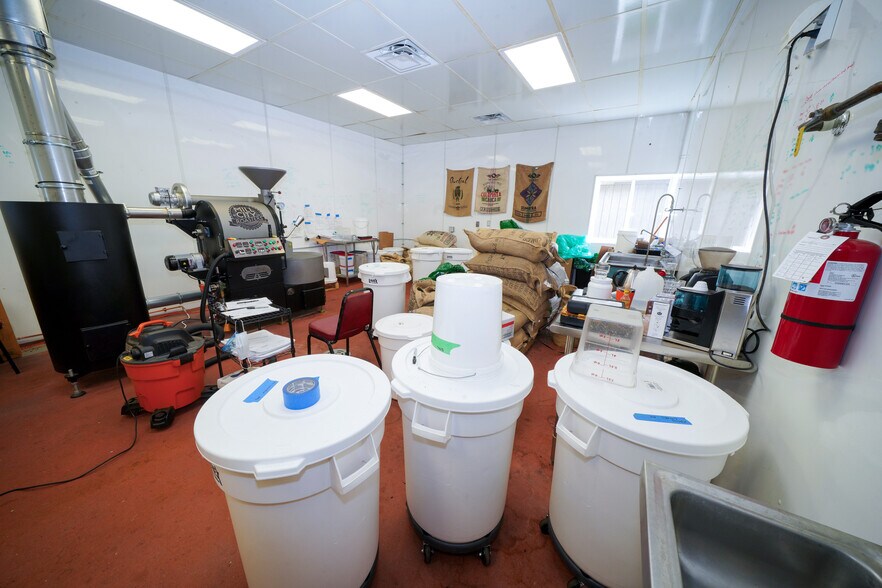 More Photos Of 248 Northport Ave, Belfast Manufacturing For Sale