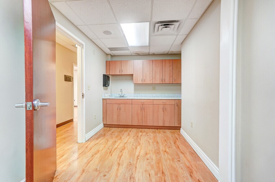 More Photos Of 916-920 W Market St, Lima Medical For Lease