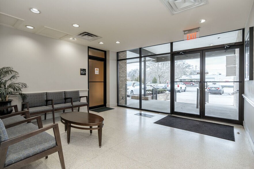 More Photos Of 4122 Shelbyville Rd, Louisville Medical For Sale