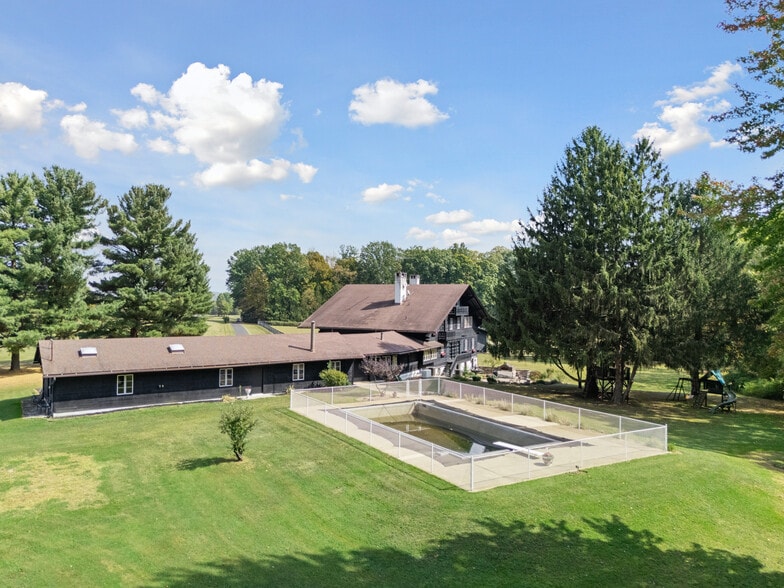 More Photos Of 550 Warner rd, Vienna Specialty For Sale