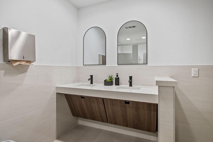 More Photos Of 6909 Grand Blvd, Houston Medical For Lease
