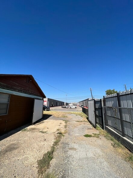 More Photos Of 11462 Newkirk St, Dallas Office For Sale