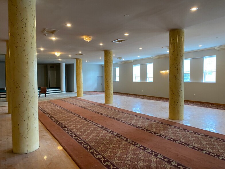 More Photos Of 2613 W Hunting Park Ave, Philadelphia Light Distribution For Lease