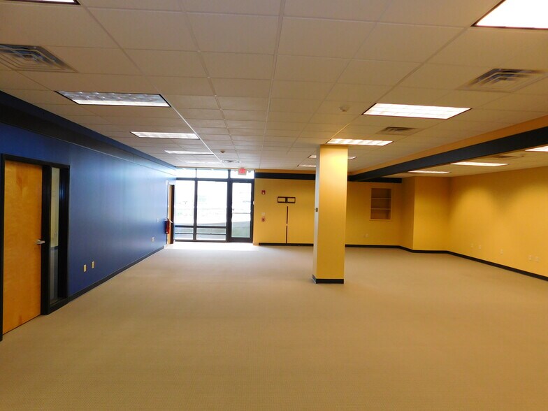 More Photos Of 153 Perry Hwy, Pittsburgh Storefront Retail Office For Lease