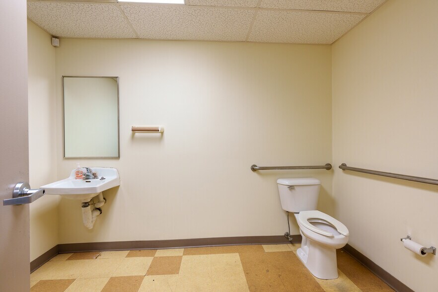 More Photos Of 3040 Dixie Hwy, Hamilton Freestanding For Lease