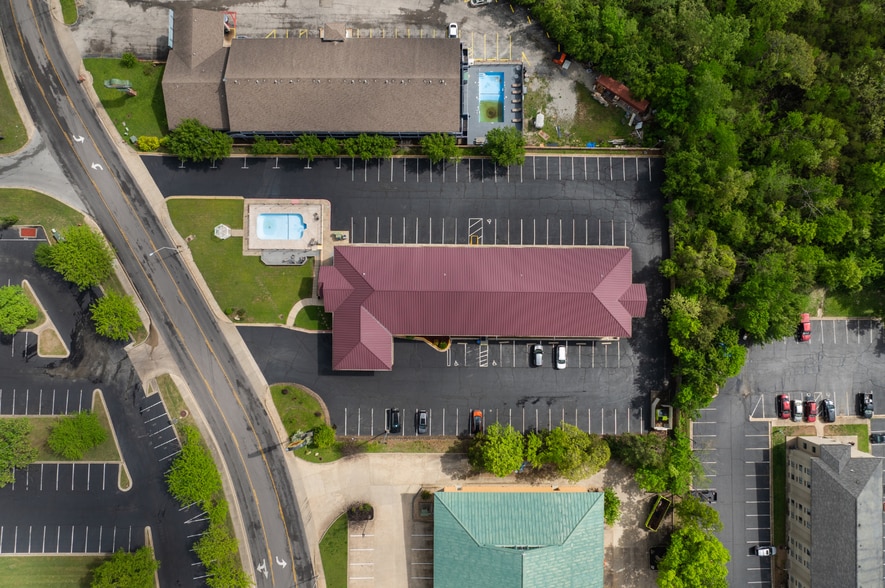 More Photos Of 2490 Green Mountain Dr, Branson Hotel For Sale