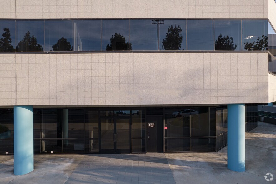 More Photos Of 6345 Balboa Blvd, Encino Unknown For Lease