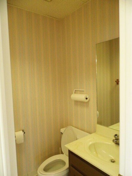 More Photos Of 200 Market Pl, Roswell Office Residential For Lease