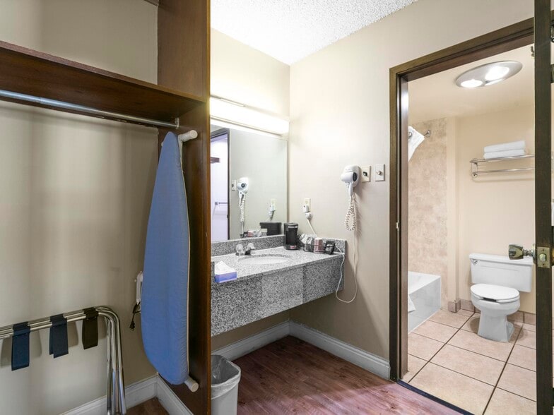 More Photos Of 1225 S State St, Salina Hotel For Sale