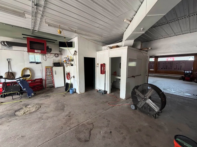 More Photos Of 2231 W Grand Ave, Wisconsin Rapids Auto Repair For Sale