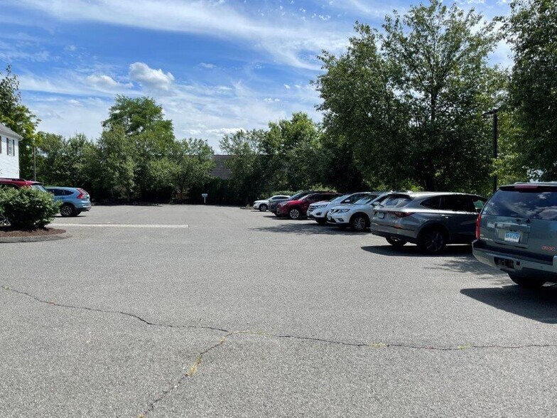 More Photos Of 828 Federal Rd, Brookfield Office For Lease