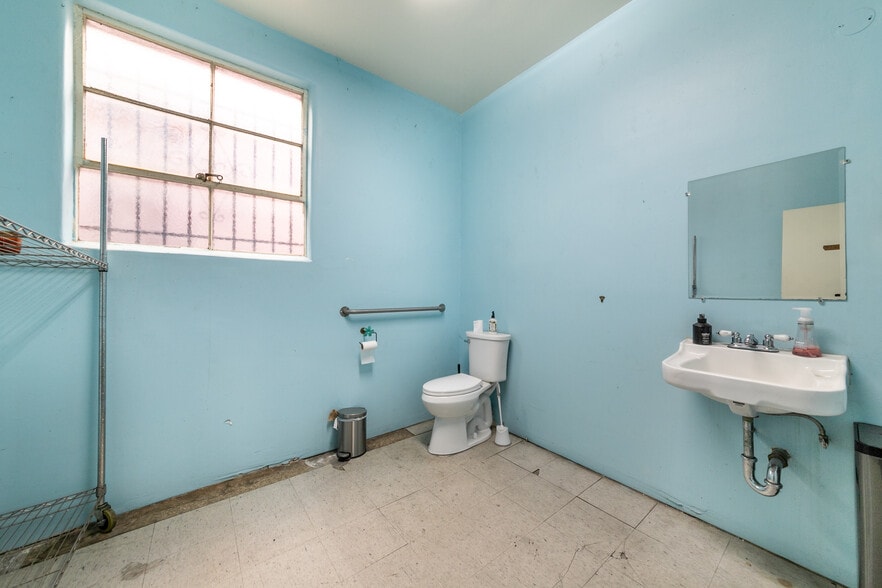 More Photos Of 3040 Rosslyn St, Los Angeles Warehouse For Lease