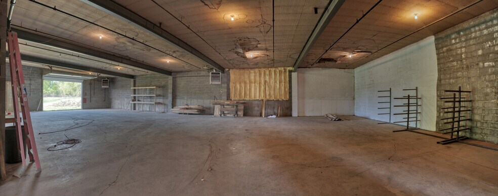 More Photos Of 106 E Smith St, Iron Mountain Distribution For Sale