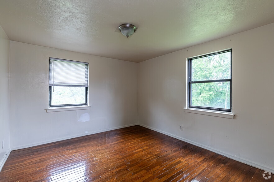 More Photos Of 35 Woodland Dr, Hartford Apartments For Sale