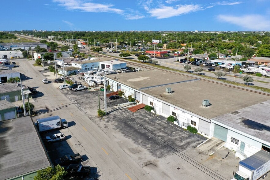 More Photos Of 2521 NE 4th Ave, Pompano Beach Flex For Lease
