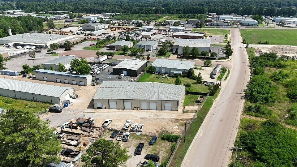 More Photos Of 9373 Macon Rd, Cordova Light Distribution For Lease