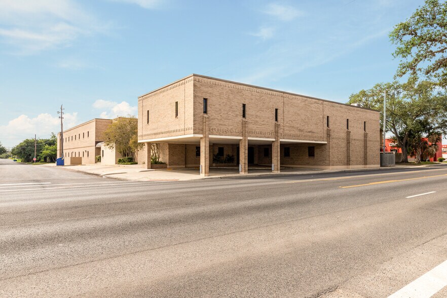 More Photos Of 208 E Houston St, Beeville Office For Sale