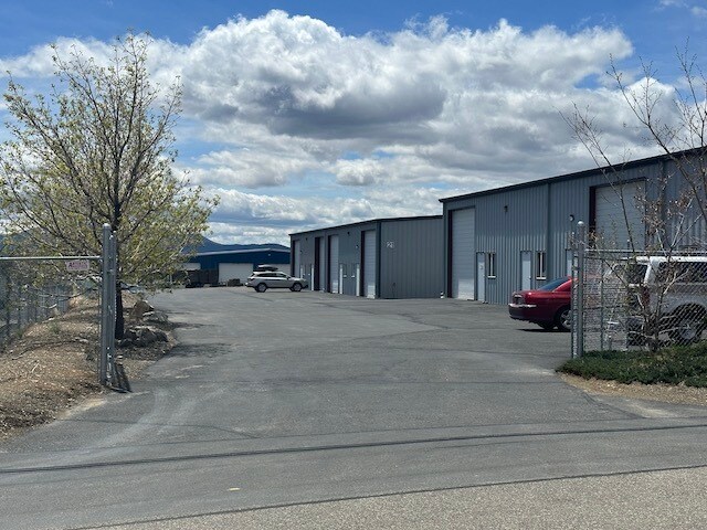 More Photos Of 21 Cygnet Dr, Mound House Distribution For Lease