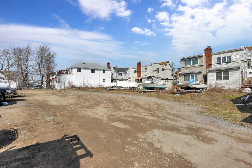 More Photos Of 82-84 Ebony Ct, Brooklyn Marina For Sale