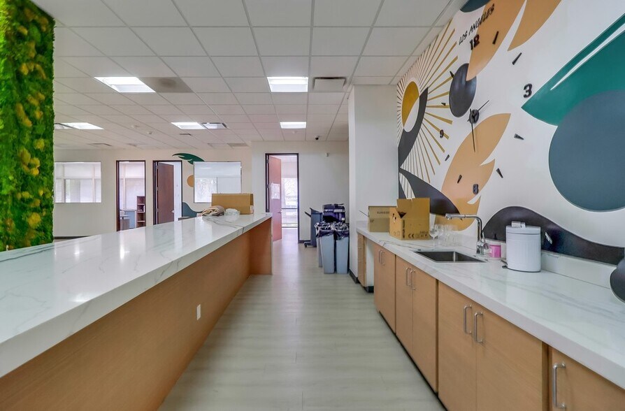 More Photos Of 5947-5951 Variel Ave, Woodland Hills Office For Sale