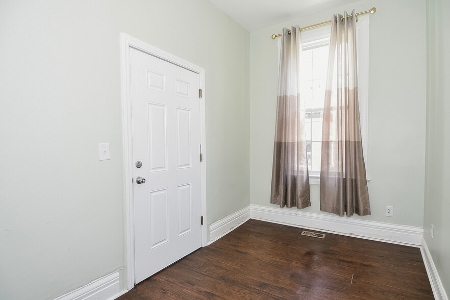 More Photos Of 93-97 Broad St, Middletown Office For Sale