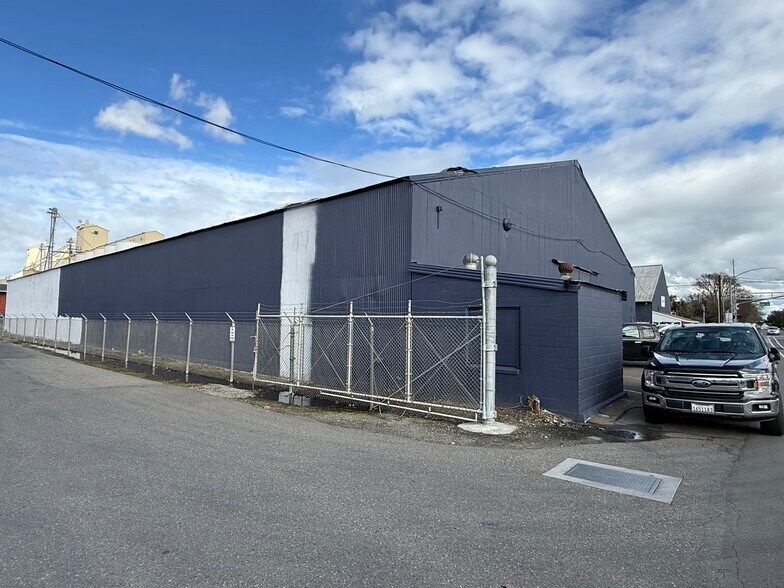 More Photos Of 1107-1111 Gibson Rd, Woodland Warehouse For Sale