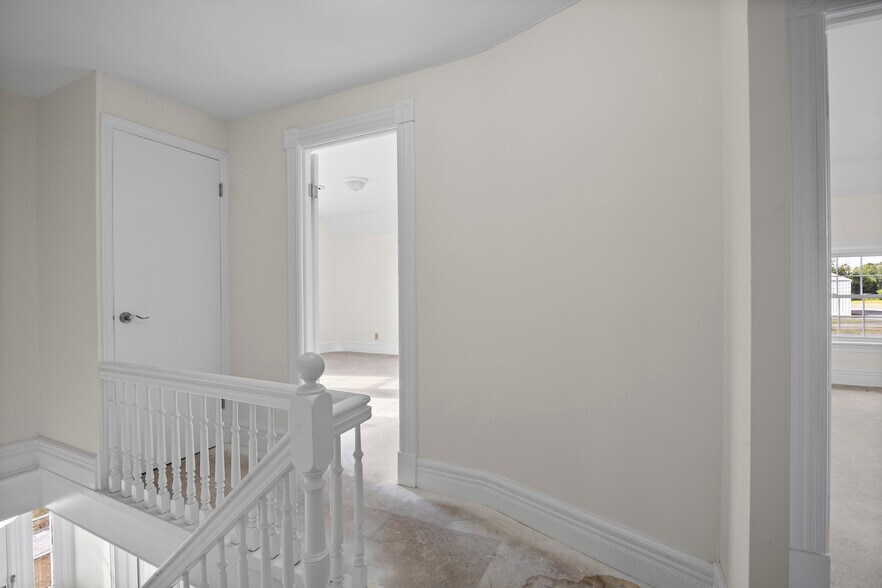 More Photos Of 267 Wolf Rd, Latham Office For Lease