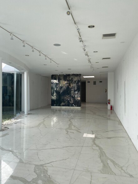 More Photos Of 8761 Beverly Blvd, West Hollywood Storefront For Lease