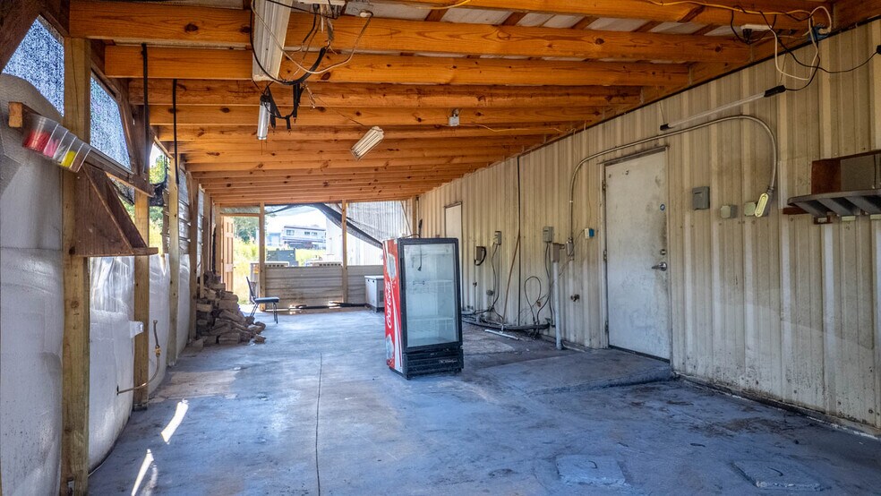 More Photos Of 746 US-63 Hwy, Mammoth Spring General Retail For Sale