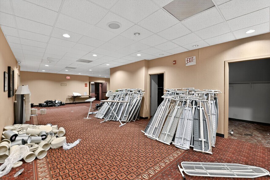 More Photos Of 1550 E Dundee Rd, Palatine Hotel For Sale