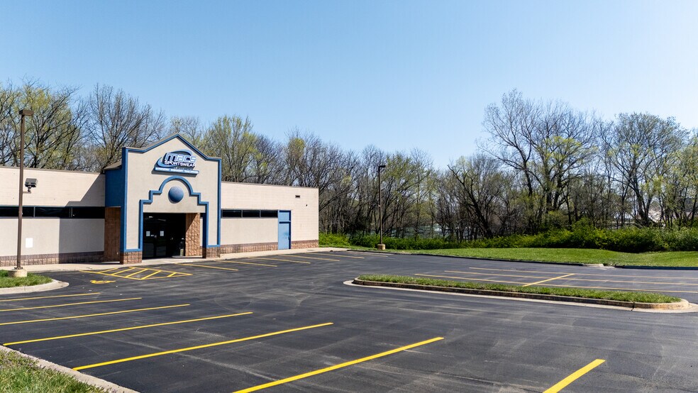 More Photos Of 8445 N Main St, Kansas City Freestanding For Lease