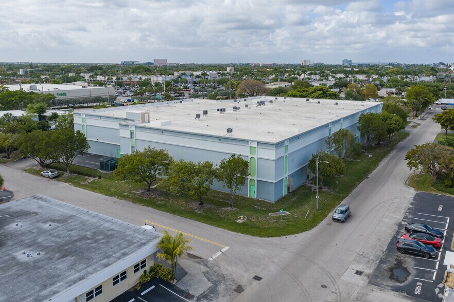 More Photos Of 4950 N Dixie Hwy, Oakland Park Self Storage For Lease