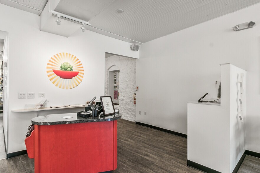 More Photos Of 618 Oak St, Baraboo General Retail For Sale
