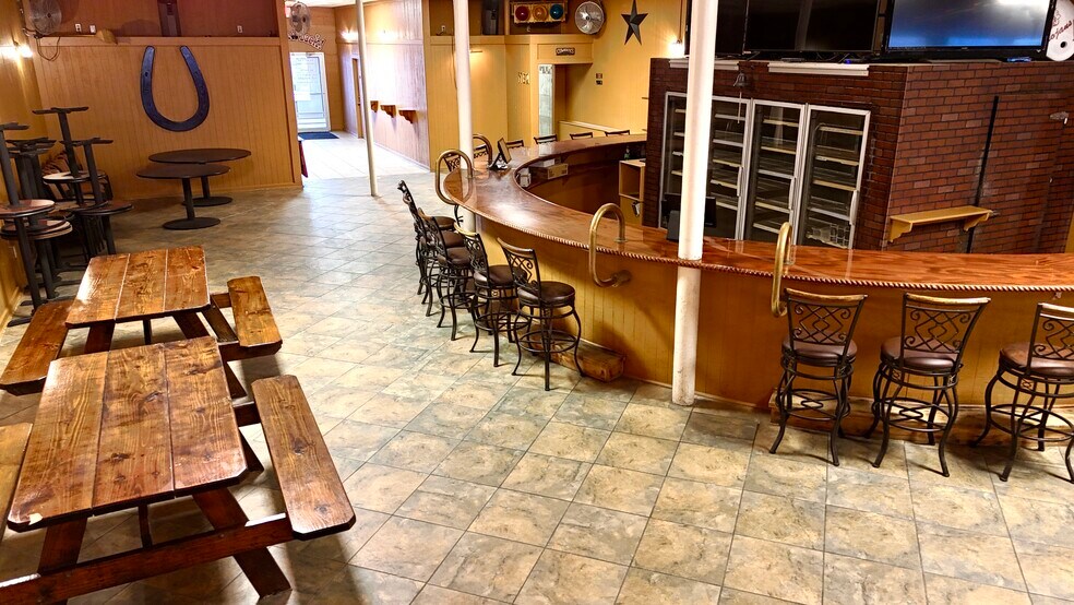More Photos Of 209 N Washington St, Beeville Bar For Sale
