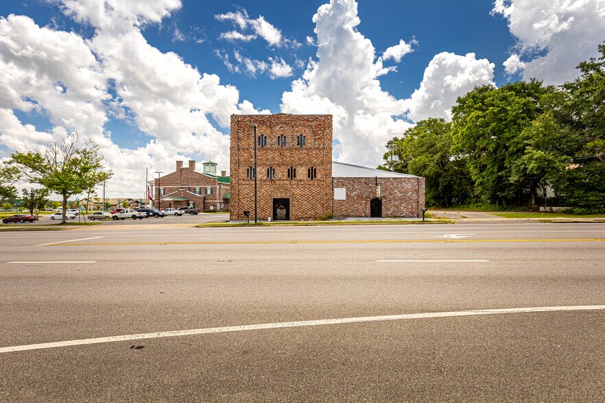 More Photos Of 4914 Main St, Moss Point Storefront For Sale