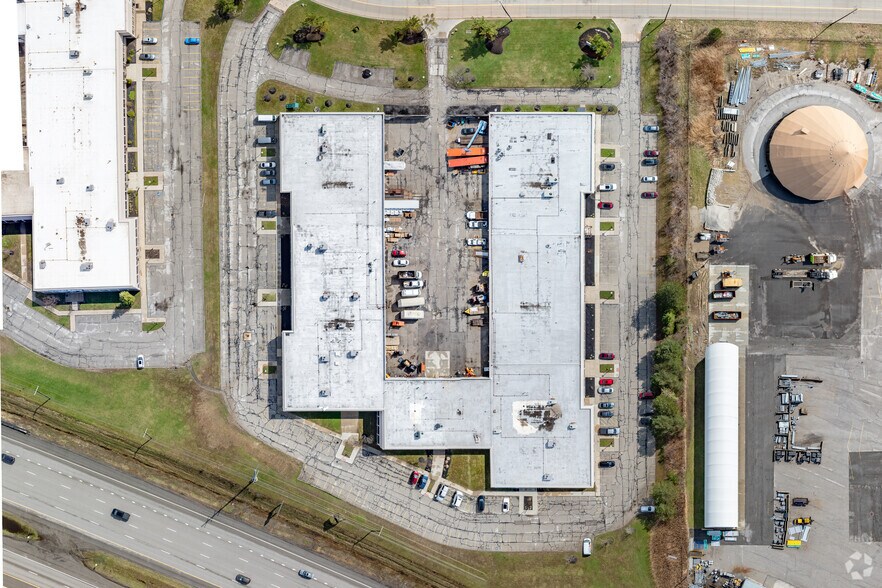 More Photos Of 4400 Renaissance Pky, Warrensville Heights Showroom For Lease