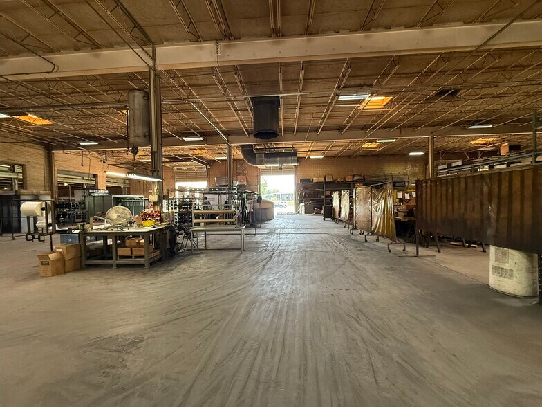 More Photos Of 11601 Hambright Rd, Huntersville Manufacturing For Lease