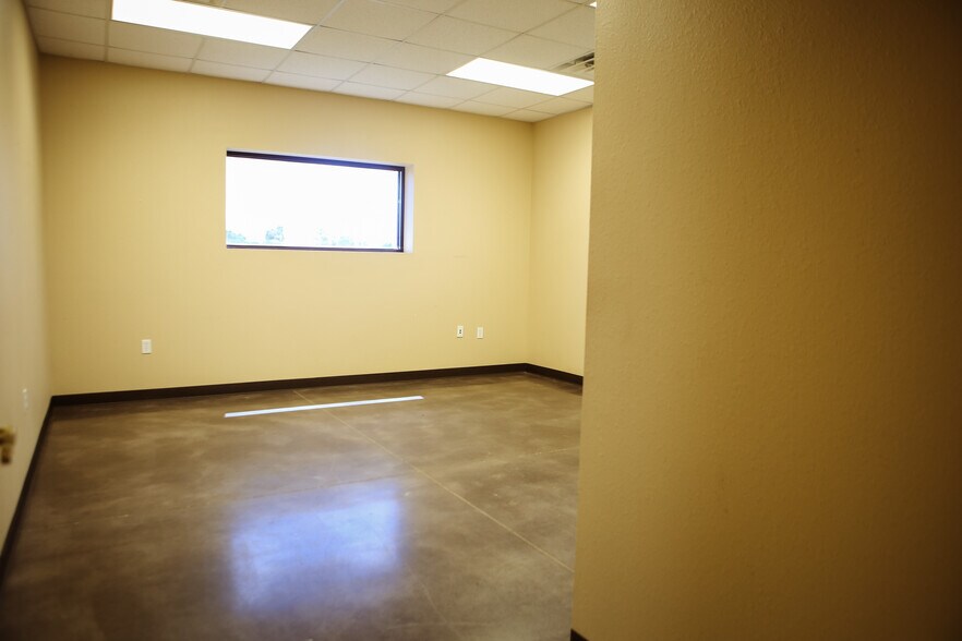 More Photos Of 2103 Longwood Dr, Brenham Warehouse For Lease