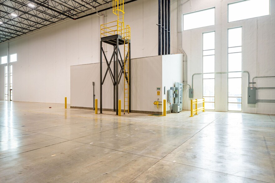 More Photos Of 5415 Centerpoint Pky, Groveport Distribution For Lease