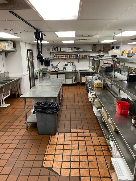 More Photos Of 410 S Clippert St, Lansing Restaurant For Sale