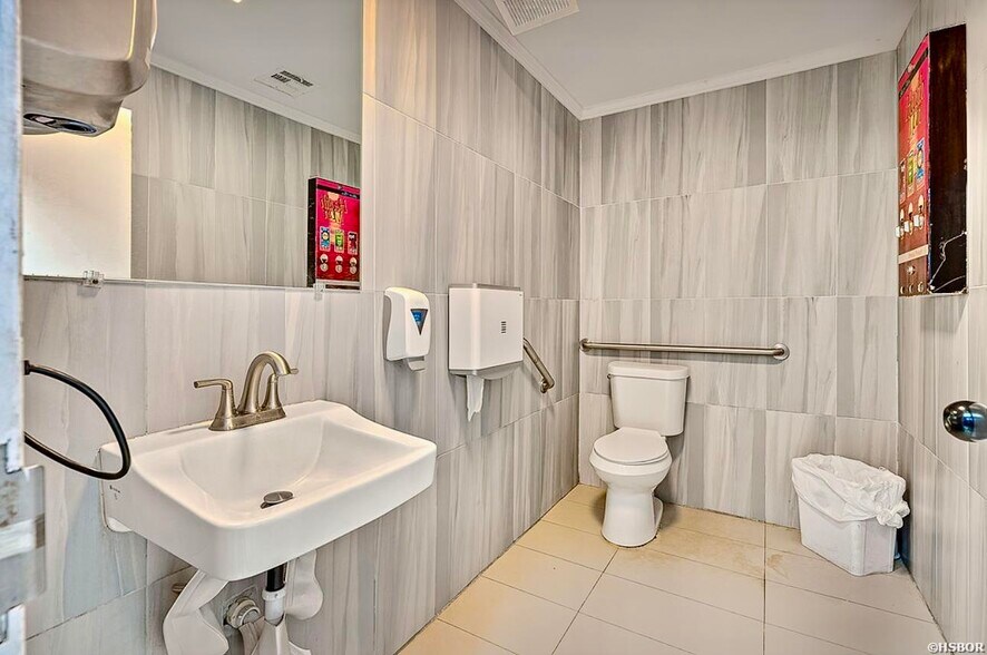 More Photos Of 876 Batesville Blvd, Batesville General Retail For Sale