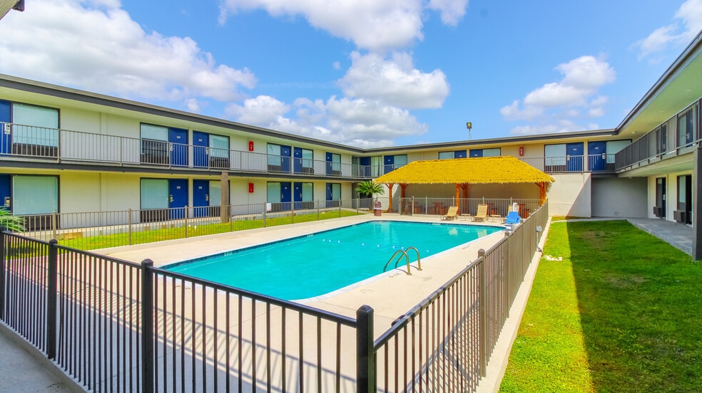 More Photos Of 110 E Highway 6, Alvin Hotel For Sale