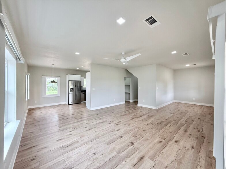 More Photos Of 300 Carmel Creekside Dr, Hutto Warehouse For Sale