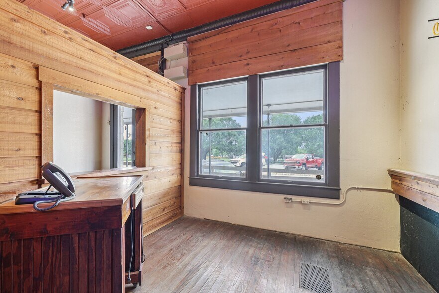 More Photos Of 113 N Main St, Moulton Bar For Sale