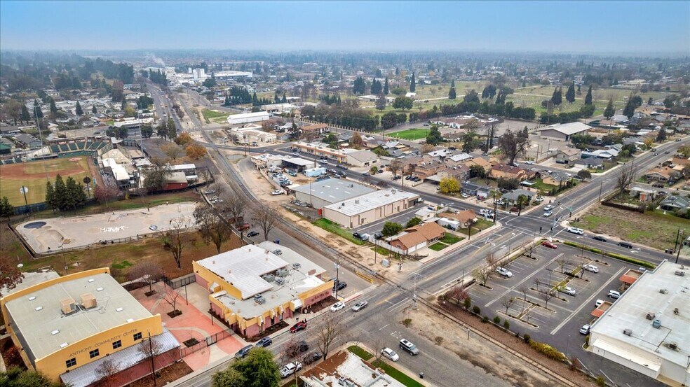 More Photos Of 1027 W Murray Ave, Visalia Service For Sale