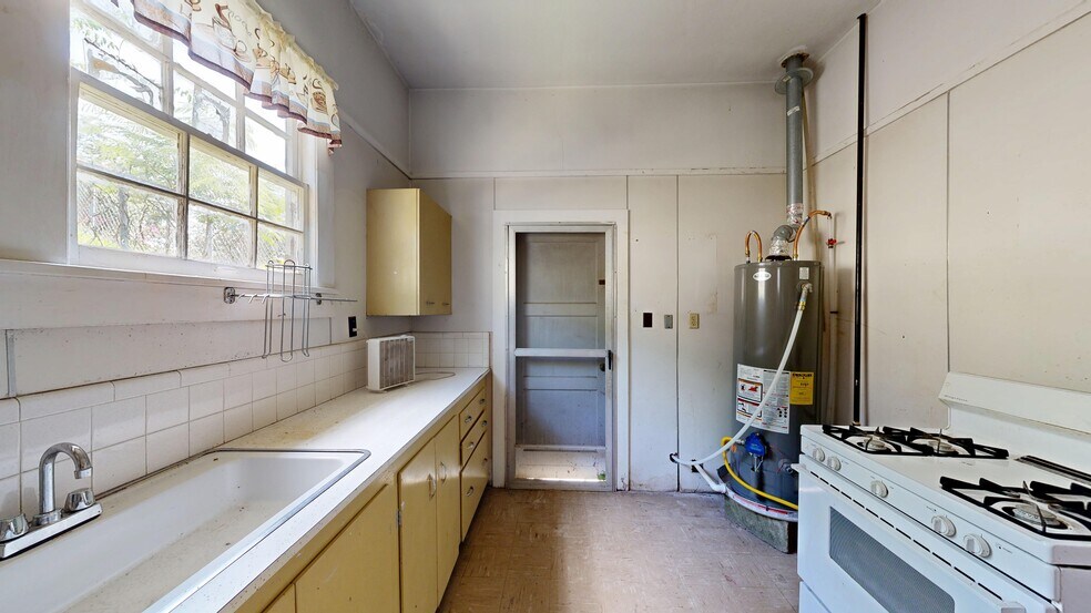 More Photos Of 1107 Spring St, Hot Springs Flex For Lease