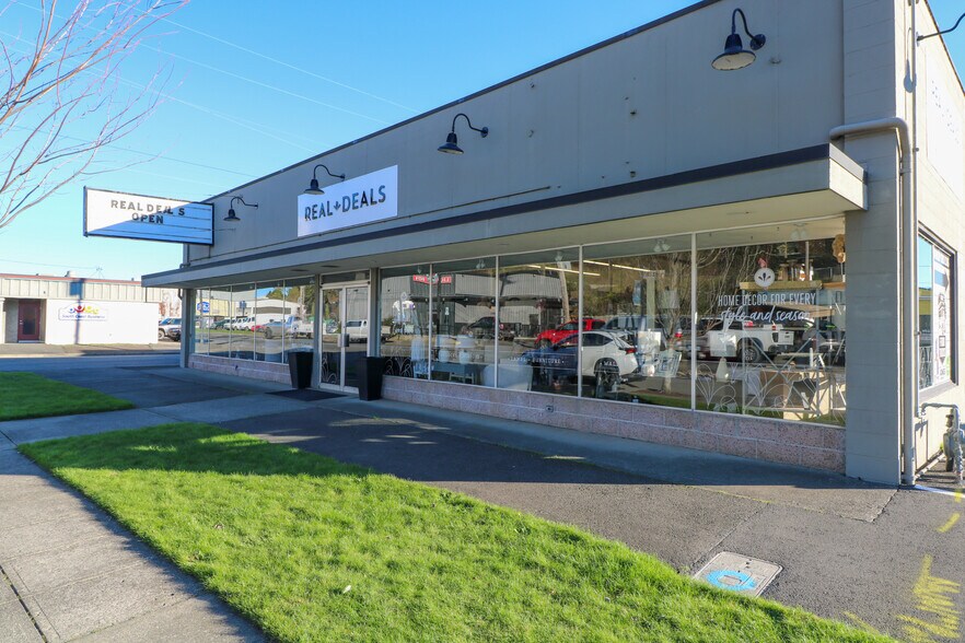 More Photos Of 775 N Front St, Coos Bay Bar For Sale