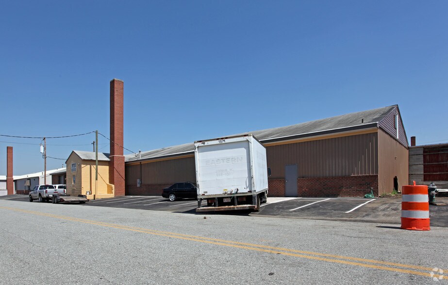 More Photos Of 844 N Raleigh St, Greensboro Warehouse For Lease