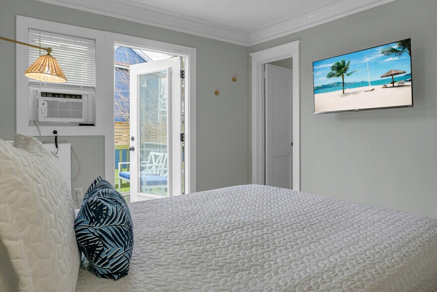 More Photos Of 205 Harper Ave, Carolina Beach Hotel For Sale