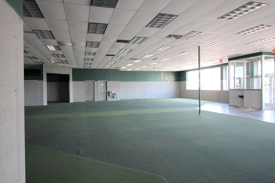 More Photos Of 111-117 N 8th St, Medford General Retail For Lease